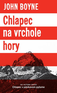 Chlapec na vrchole hory