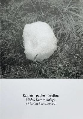 Kameň-papier-krajina / Michal Kern v dialógu s Mariou Bartuszovou
