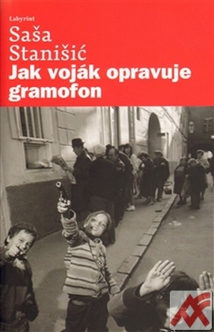 Jak voják opravuje gramofon