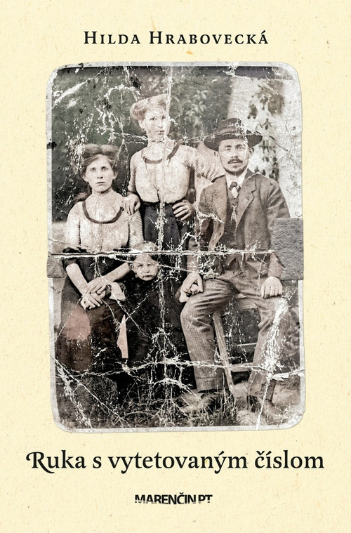 Ruka s vytetovaným číslom